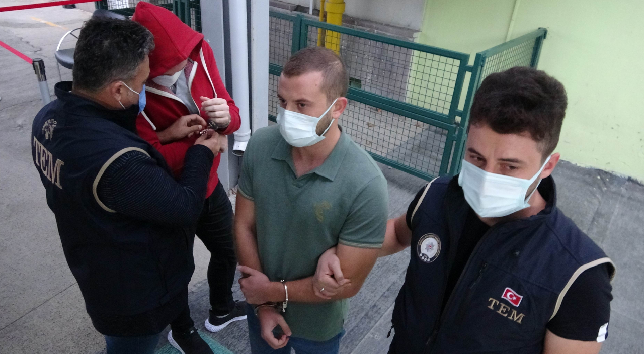 FETÖ'den 1 araştırma görevlisi ve 2 üniversite öğrencisi gözaltına alındı